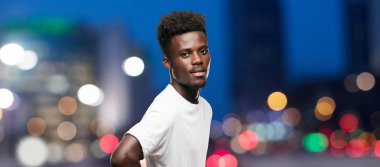 Genç serin siyah adam işareti. tek renkli bir arka plana dayanır kişi kesip