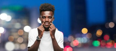 Genç serin siyah adam işareti. tek renkli bir arka plana dayanır kişi kesip