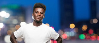 Genç serin siyah adam işareti. tek renkli bir arka plana dayanır kişi kesip