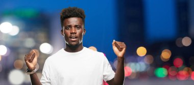 Genç serin siyah adam işareti. tek renkli bir arka plana dayanır kişi kesip