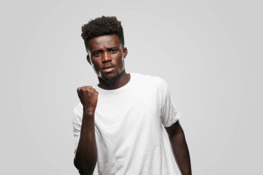 Genç serin siyah adam işareti. tek renkli bir arka plana dayanır kişi kesip