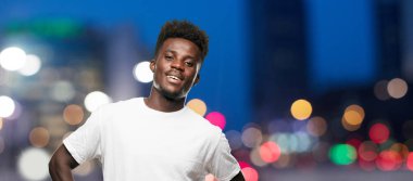 Genç serin siyah adam işareti. tek renkli bir arka plana dayanır kişi kesip