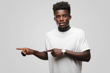 Genç serin siyah adam işareti. tek renkli bir arka plana dayanır kişi kesip
