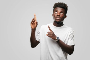 Genç serin siyah adam işareti. tek renkli bir arka plana dayanır kişi kesip