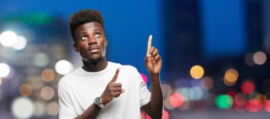 Genç serin siyah adam işareti. tek renkli bir arka plana dayanır kişi kesip