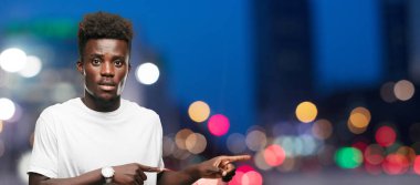 Genç serin siyah adam işareti. tek renkli bir arka plana dayanır kişi kesip