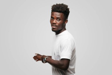 Genç serin siyah adam işareti. tek renkli bir arka plana dayanır kişi kesip