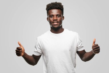 Genç serin siyah adam işareti. tek renkli bir arka plana dayanır kişi kesip