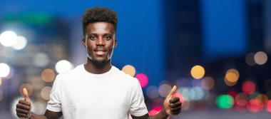 Genç serin siyah adam işareti. tek renkli bir arka plana dayanır kişi kesip