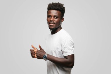 Genç serin siyah adam işareti. tek renkli bir arka plana dayanır kişi kesip