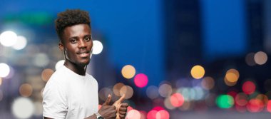 Genç serin siyah adam işareti. tek renkli bir arka plana dayanır kişi kesip