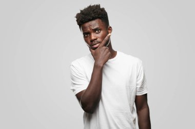 Genç serin siyah adam işareti. tek renkli bir arka plana dayanır kişi kesip