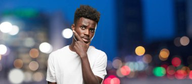 Genç serin siyah adam işareti. tek renkli bir arka plana dayanır kişi kesip