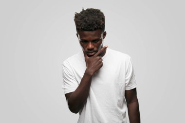 Genç serin siyah adam işareti. tek renkli bir arka plana dayanır kişi kesip