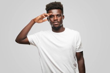 Genç serin siyah adam işareti. tek renkli bir arka plana dayanır kişi kesip