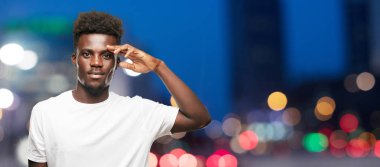 Genç serin siyah adam işareti. tek renkli bir arka plana dayanır kişi kesip