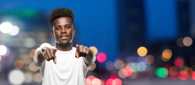 Genç serin siyah adam işareti. tek renkli bir arka plana dayanır kişi kesip