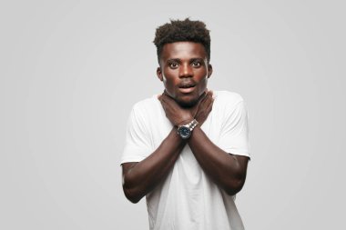 Genç serin siyah adam işareti. tek renkli bir arka plana dayanır kişi kesip