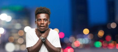 Genç serin siyah adam işareti. tek renkli bir arka plana dayanır kişi kesip