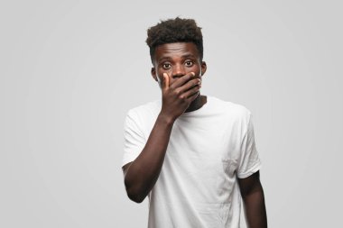 Genç serin siyah adam işareti. tek renkli bir arka plana dayanır kişi kesip