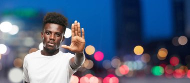 Genç serin siyah adam işareti. tek renkli bir arka plana dayanır kişi kesip