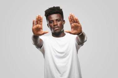Genç serin siyah adam işareti. tek renkli bir arka plana dayanır kişi kesip