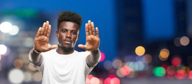 Genç serin siyah adam işareti. tek renkli bir arka plana dayanır kişi kesip