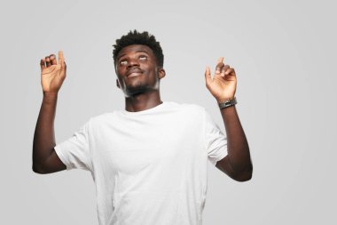 Genç serin siyah adam işareti. tek renkli bir arka plana dayanır kişi kesip