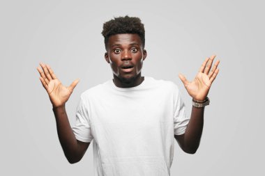 Genç serin siyah adam işareti. tek renkli bir arka plana dayanır kişi kesip