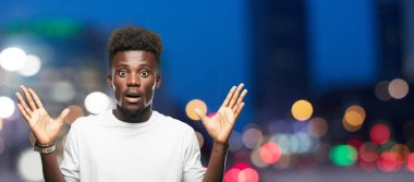 Genç serin siyah adam işareti. tek renkli bir arka plana dayanır kişi kesip