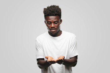 Genç serin siyah adam işareti. tek renkli bir arka plana dayanır kişi kesip