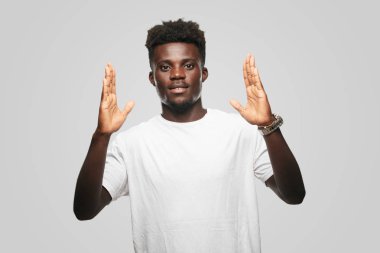 Genç serin siyah adam işareti. tek renkli bir arka plana dayanır kişi kesip
