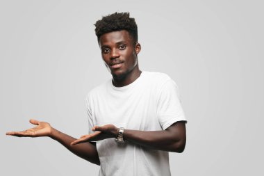 Genç serin siyah adam işareti. tek renkli bir arka plana dayanır kişi kesip