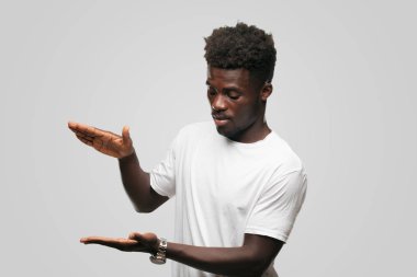 Genç serin siyah adam işareti. tek renkli bir arka plana dayanır kişi kesip