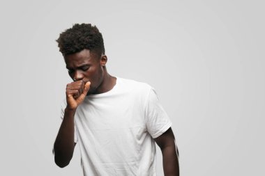 Genç serin siyah adam işareti. tek renkli bir arka plana dayanır kişi kesip