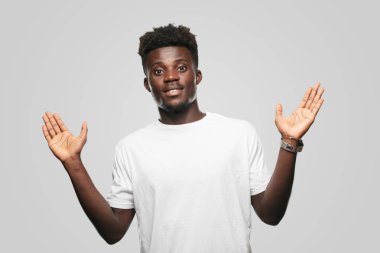 Genç serin siyah adam işareti. tek renkli bir arka plana dayanır kişi kesip