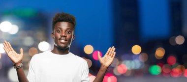 Genç serin siyah adam işareti. tek renkli bir arka plana dayanır kişi kesip