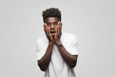 Genç serin siyah adam işareti. tek renkli bir arka plana dayanır kişi kesip
