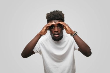 Genç serin siyah adam işareti. tek renkli bir arka plana dayanır kişi kesip