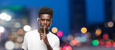 Genç serin siyah adam işareti. tek renkli bir arka plana dayanır kişi kesip