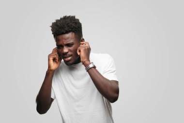 Genç serin siyah adam işareti. tek renkli bir arka plana dayanır kişi kesip