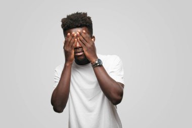 Genç serin siyah adam işareti. tek renkli bir arka plana dayanır kişi kesip