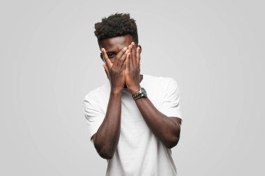 Genç serin siyah adam işareti. tek renkli bir arka plana dayanır kişi kesip