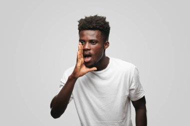 Genç serin siyah adam işareti. tek renkli bir arka plana dayanır kişi kesip