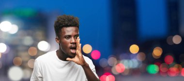 Genç serin siyah adam işareti. tek renkli bir arka plana dayanır kişi kesip