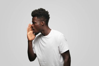Genç serin siyah adam işareti. tek renkli bir arka plana dayanır kişi kesip