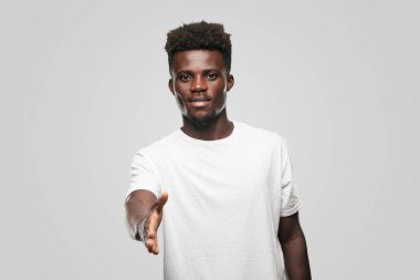 Genç serin siyah adam işareti. tek renkli bir arka plana dayanır kişi kesip
