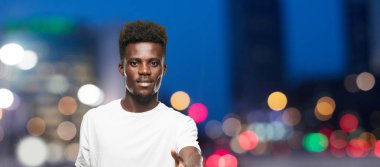 Genç serin siyah adam işareti. tek renkli bir arka plana dayanır kişi kesip