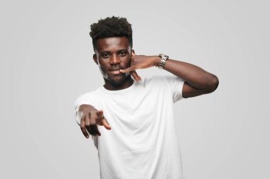 Genç serin siyah adam işareti. tek renkli bir arka plana dayanır kişi kesip