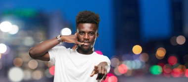 Genç serin siyah adam işareti. tek renkli bir arka plana dayanır kişi kesip